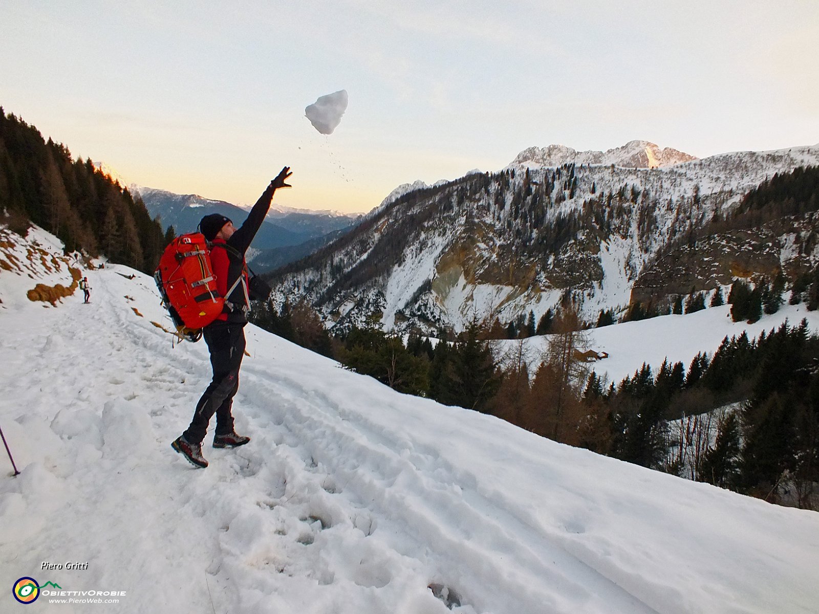 103 ...Giò con pallina di neve!.JPG